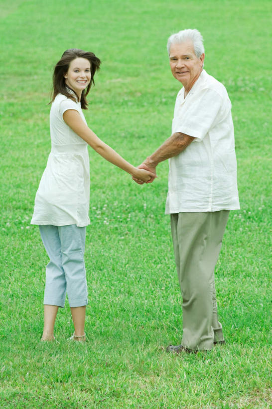西方人,两个人,家庭,祖父,站,握手,笑,微笑,露齿笑,竖图,室外,白天,侧面,草地,草坪,植物,欧洲,欧洲人,服装,扭头,休闲装,草,衣服,绿色,回头,牵手,站着,转头,休闲,温暖,温馨,一家人,休闲服,服饰,爷爷,祖孙,和睦,外孙女,外公,外祖父,亲切,老年男性,男性,年轻女性,女人,女性,白种人,孙女,搀手,拉手,手拉手,手握手,站立,彩图,全身,融洽