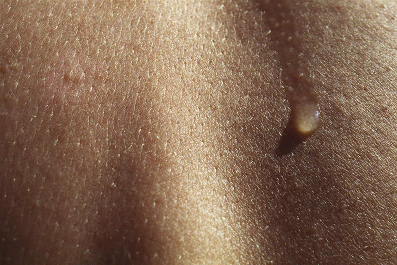 西方人,一个人,横图,室外,特写,白天,水,欧洲,欧洲人,仅一个男性,仅一个人,汗,阴影,光线,纹路,纹理,液体,影子,水滴,仅一个年轻男性,背面,阳光,汗水,皮肤,肌理,男人,男性,年轻男性,白种人,半身,彩图