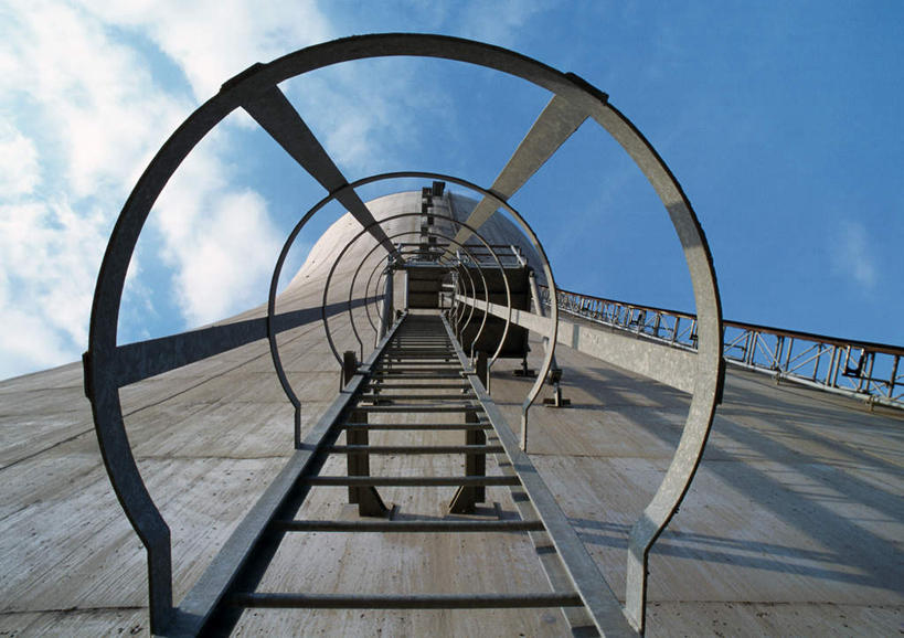 无人,工厂,栏杆,横图,室外,白天,仰视,楼梯,阴影,光线,扶手,影子,阶梯,墙,云,云朵,云彩,护栏,墙壁,墙面,台阶,蓝色,白云,蓝天,天空,阳光,天,彩图,低角度拍摄,工地,制造厂