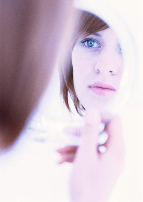 西方人,手,头发,一个人,站,举,笑,微笑,露齿笑,竖图,室内,特写,白天,白色背景,化妆,美容,镜子,欧洲,欧洲人,仅一个年轻女性,仅一个女性,仅一个人,握,朦胧,模糊,反射,拿,拿着,注视,一个,背面,黄色,观察,看,托,站着,手部,握着,摄影,影棚,单个,观看,镜像,察看,镜面,关注,光学,手镜,年轻女性,女人,女性,白种人,举起,举手,举着,向上举,向上伸,向上托,站立,半身,彩图,影棚拍摄,拍摄