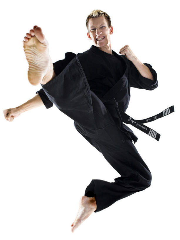 西方人,拳,一个人,跳,竖图,室内,白天,白色背景,仰视,锻炼,运动,武术,欧洲,欧洲人,仅一个男性,仅一个人,仅一个中年男性,握,服装,半空,扭头,注视,光脚,衣服,黑色,观察,看,握拳,转头,教练,赤脚,握着,摄影,服饰,影棚,观看,张开双腿,察看,衣着,穿着,关注,搏击,空手道,柔道服,衣饰,展开双腿,体育,男人,男性,中年男性,白种人,拳头,跳跃,彩图,低角度拍摄,全身,影棚拍摄,健身,拍摄,空手,唐手,武道,伸展双腿,练功服