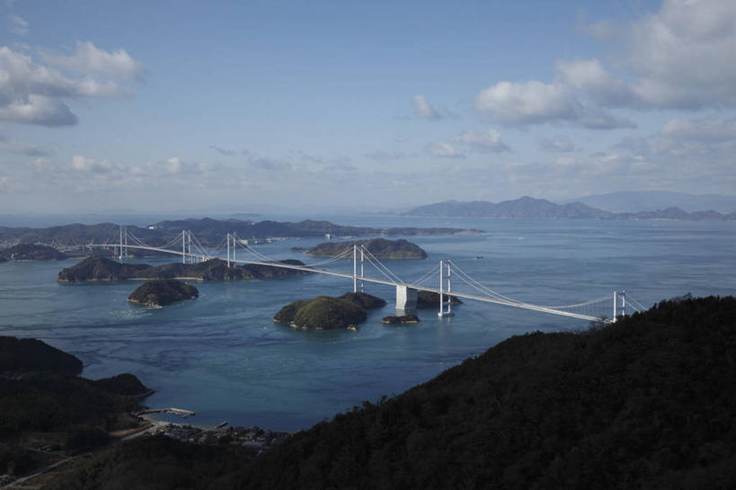 无人,横图,室外,白天,正面,旅游,度假,海浪,海洋,山,山脉,标志建筑,大桥,地标,建筑,立交桥,桥梁,爱媛县,日本,亚洲,阴影,光线,影子,浪花,山峰,云,云朵,高架,斜拉桥,桥,山峦,云彩,娱乐,建设,蓝色,白云,蓝天,天空,阳光,海水,群山,天,享受,休闲,旅游胜地,放松,晴朗,海景,东亚,日本国,爱媛,四国地方,四国,四国岛,今治市,大海,风浪,海,海水的波动,近岸浪,涌浪,晴空,彩图,来岛海峡大桥