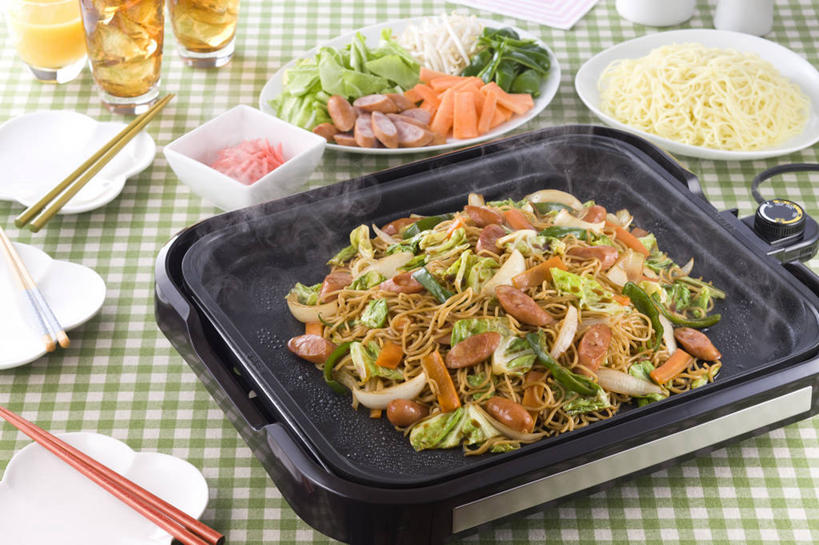 面食,面条,果汁,无人,横图,俯视,室内,特写,白天,烹饪,雾,餐桌,筷子,桌子,萝卜,胡萝卜,蔬菜,杯子,餐具,厨具,一堆,许多,阴影,堆叠,堆积,沸腾,新鲜,反射,蒸汽,布料,碟子,盘,影子,冰,花菜,花椰菜,西兰花,炒面,面,日本料理,冰块,料理,食品,水蒸气,饮品,布纹,文化,传统,冷冻,菜肴,美食,玻璃制品,桌布,食物,饮料,盘子,餐巾,水杯,碟,台布,日式料理,日式,寒冷,佳肴,有机食品,绿色食品,冷藏,餐台,堆,礼节,椰菜花,冰冷,电磁炉,可口,礼仪,烹饪用具,蒸发,保鲜,适口,甘蓝花,玻璃杯,进餐用具,烹调用具,红萝卜,甘荀,餐桌布,烹调,彩图,高角度拍摄,电磁灶,火锅炉