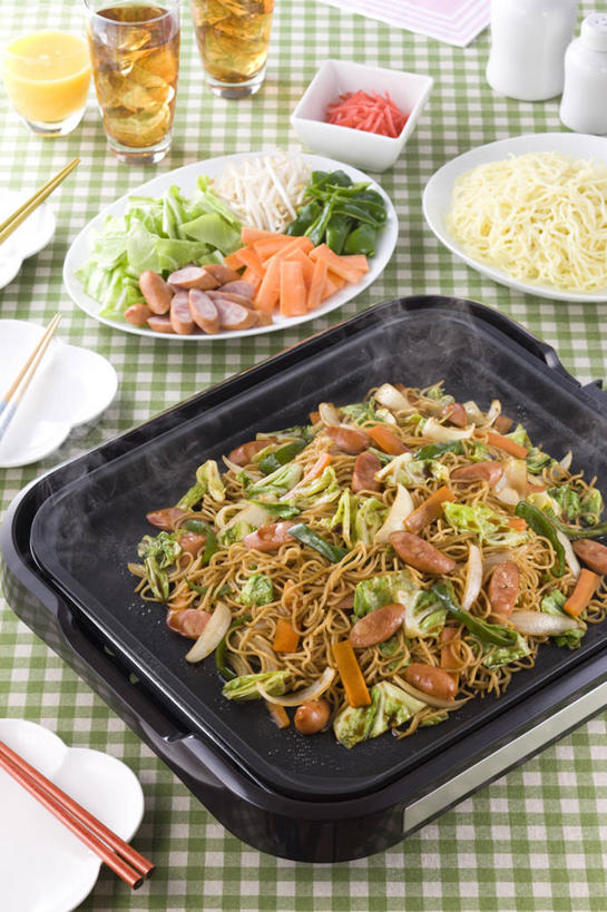 面食,面条,果汁,无人,竖图,俯视,室内,特写,白天,烹饪,雾,餐桌,筷子,桌子,萝卜,胡萝卜,蔬菜,杯子,餐具,厨具,一堆,许多,阴影,堆叠,堆积,沸腾,新鲜,反射,蒸汽,布料,碟子,盘,影子,冰,花菜,花椰菜,西兰花,炒面,面,日本料理,冰块,料理,食品,水蒸气,饮品,布纹,文化,传统,冷冻,菜肴,美食,玻璃制品,桌布,食物,饮料,盘子,餐巾,水杯,碟,台布,日式料理,日式,寒冷,佳肴,有机食品,绿色食品,冷藏,餐台,堆,礼节,椰菜花,冰冷,电磁炉,可口,礼仪,烹饪用具,蒸发,保鲜,适口,甘蓝花,玻璃杯,进餐用具,烹调用具,红萝卜,甘荀,餐桌布,烹调,彩图,高角度拍摄,电磁灶,火锅炉