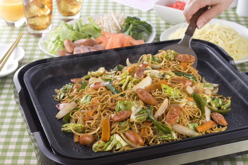 面食,面条,果汁,东方人,手,一个人,横图,俯视,室内,特写,白天,烹饪,雾,餐桌,筷子,桌子,萝卜,胡萝卜,蔬菜,杯子,餐具,厨具,亚洲,仅一个女性,仅一个人,一堆,许多,握,阴影,堆叠,堆积,沸腾,新鲜,反射,蒸汽,布料,碟子,盘,影子,冰,花菜,花椰菜,西兰花,炒面,面,日本料理,冰块,料理,食品,水蒸气,饮品,布纹,黄种人,文化,传统,冷冻,菜肴,美食,玻璃制品,桌布,食物,饮料,盘子,餐巾,水杯,碟,台布,日式料理,仅一个中年女性,日式,手部,寒冷,握着,佳肴,有机食品,绿色食品,冷藏,餐台,堆,单手,礼节,椰菜花,冰冷,电磁炉,可口,礼仪,烹饪用具,蒸发,保鲜,适口,甘蓝花,女人,女性,中年女性,亚洲人,玻璃杯,进餐用具,烹调用具,红萝卜,甘荀,餐桌布,烹调,半身,彩图,高角度拍摄,电磁灶,火锅炉