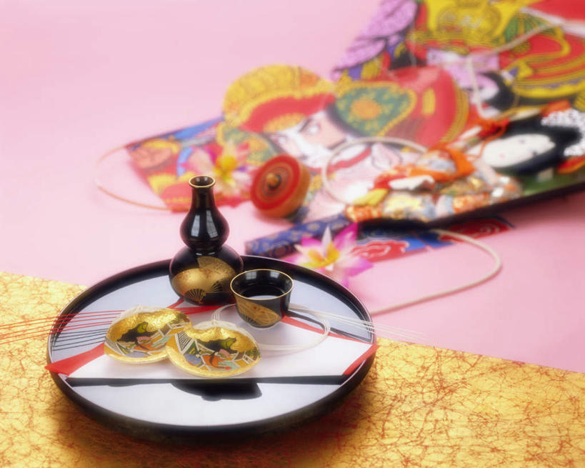 无人,横图,俯视,室内,特写,白天,锻炼,运动,杯子,餐具,红色背景,板羽球,碟子,壶,盘,扇子,折扇,纸扇,陶瓷,陶瓷制品,清凉,凉爽,文化,运动器械,酒瓶,水壶,盘子,茶壶,瓶子,水杯,碟,健身器械,摄影,影棚,毽子,健身器材,羽子板,毽球,花毽,鸡毛毽,打手毽,毽子板球,撒扇,体育,茶杯,彩图,高角度拍摄,影棚拍摄,健身,拍摄,清酒瓶,运动器材,传统文化