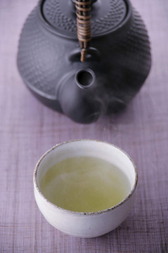无人,竖图,俯视,室内,特写,白天,幸福,水,雾,茶,桌子,杯子,许多,沸腾,蒸汽,瓷器,碟子,液体,热气,水滴,茶道,茶叶,陶瓷制品,水蒸气,文化,娱乐,饮食,水壶,桌布,饮料,一个,绿色,黑色,茶壶,享受,休闲,温馨,放松,乐趣,单个,茶艺,提神,舒适,瓷杯,醒脑,蒸发,茶杯,台面,彩图,高角度拍摄,传统文化
