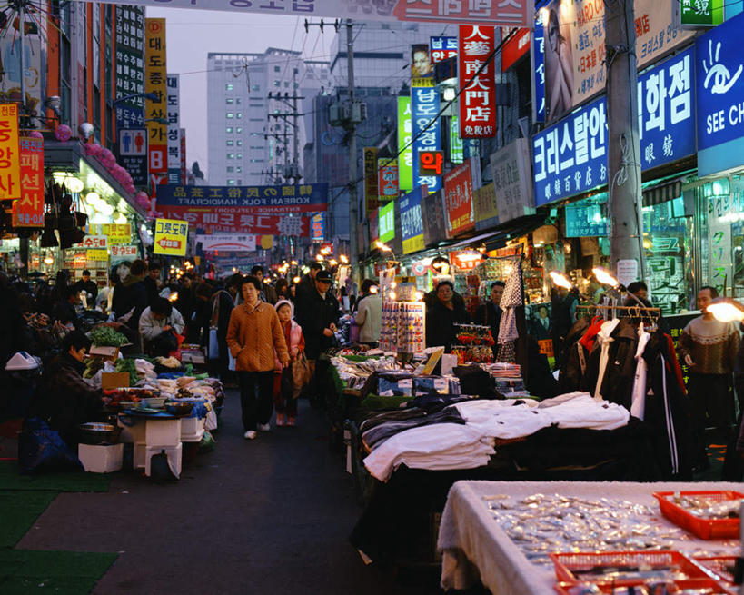 东方人,家,站,走,横图,室外,白天,正面,旅游,度假,指示牌,釜山,韩国,亚洲,服装,标志,摊位,文字,房屋,屋子,集市,市场,许多人,注视,休闲装,黄种人,娱乐,标识,楼房,住宅,衣服,观察,看,站着,一群人,享受,休闲,休闲服,放松,服饰,观看,察看,关注,东亚,大韩民国,釜山市,釜山广域市,广域市,男人,男性,女人,女性,中年男性,中年女性,亚洲人,步行,散步,玩耍,站立,走路,彩图,全身,房子
