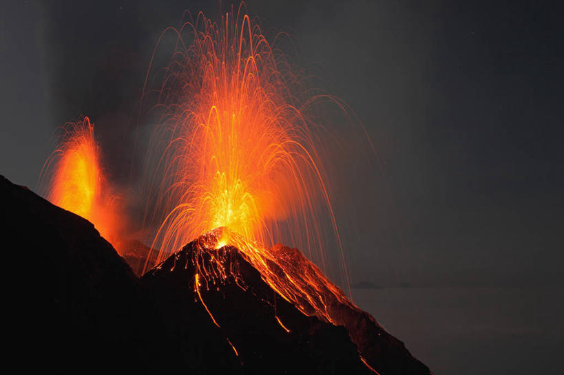 无人,横图,室外,特写,白天,仰视,旅游,度假,热情,火山,美景,雾,火,意大利,欧洲,沸腾,朦胧,模糊,蒸汽,火焰,景观,乌云,云,阴天,云朵,水蒸气,雾气,喷发,燃烧,云彩,娱乐,红色,天空,自然,天,享受,休闲,景色,放松,气体,昏暗,阴沉,西西里,南欧,自然风光,爆发,火山爆发,火山喷发,意大利共和国,西西里岛,蒸发,暴发,地壳运动,地质现象,活火山,彩图,低角度拍摄,斯特龙博利岛,斯特龙博利火山