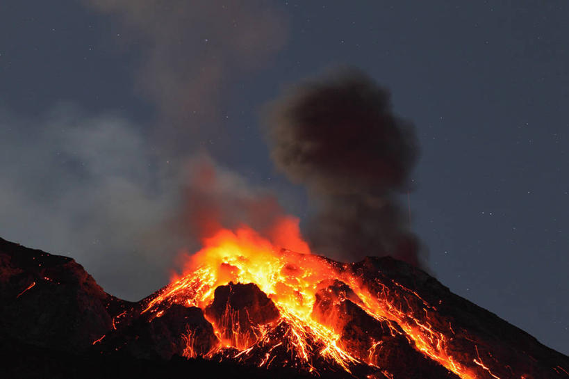 无人,横图,室外,白天,仰视,旅游,度假,热情,火山,美景,雾,火,意大利,欧洲,沸腾,朦胧,模糊,蒸汽,火焰,景观,水蒸气,雾气,背光,喷发,燃烧,娱乐,红色,蓝色,蓝天,天空,自然,天,享受,休闲,景色,放松,晴朗,气体,西西里,南欧,自然风光,爆发,火山爆发,逆光,火山喷发,万里无云,意大利共和国,西西里岛,蒸发,暴发,地壳运动,地质现象,活火山,晴空,晴空万里,彩图,低角度拍摄,斯特龙博利岛,斯特龙博利火山