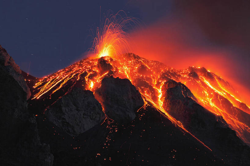 无人,横图,室外,白天,仰视,旅游,度假,热情,火山,美景,雾,火,意大利,欧洲,沸腾,朦胧,模糊,蒸汽,火焰,景观,水蒸气,雾气,背光,喷发,燃烧,娱乐,红色,蓝色,蓝天,天空,自然,天,享受,休闲,景色,放松,晴朗,气体,西西里,南欧,自然风光,爆发,火山爆发,逆光,火山喷发,万里无云,意大利共和国,西西里岛,蒸发,暴发,地壳运动,地质现象,活火山,晴空,晴空万里,彩图,低角度拍摄,斯特龙博利岛,斯特龙博利火山