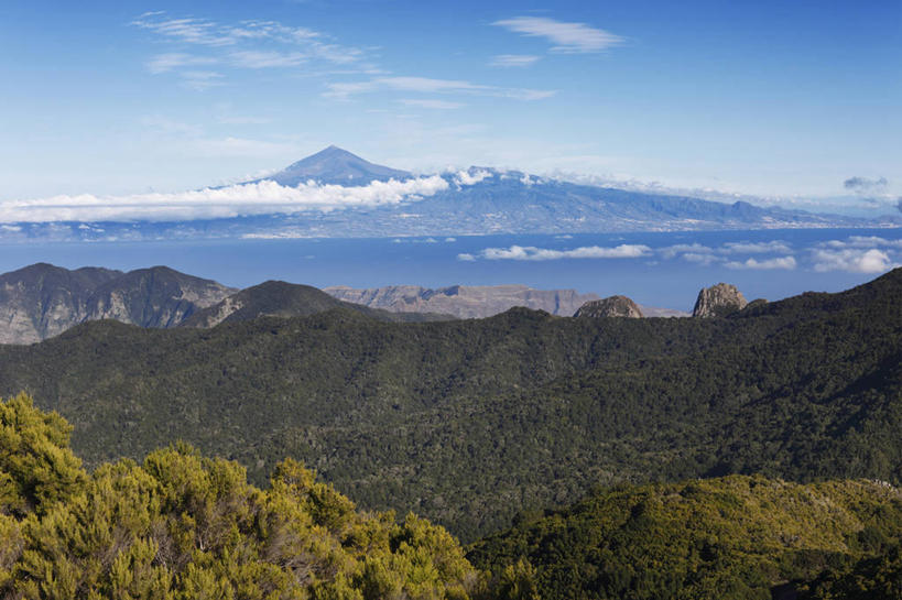 无人,横图,室外,白天,正面,旅游,度假,河流,美景,森林,山,山脉,树林,水,植物,西班牙,欧洲,阴影,光线,影子,河水,景观,山峰,水流,云,云朵,山峦,云彩,娱乐,树,树木,蓝色,绿色,白云,蓝天,天空,阳光,自然,群山,天,享受,休闲,景色,放松,生长,晴朗,成长,加纳利群岛,南欧,自然风光,加那利群岛,西班牙王国,戈梅拉岛,晴空,彩图