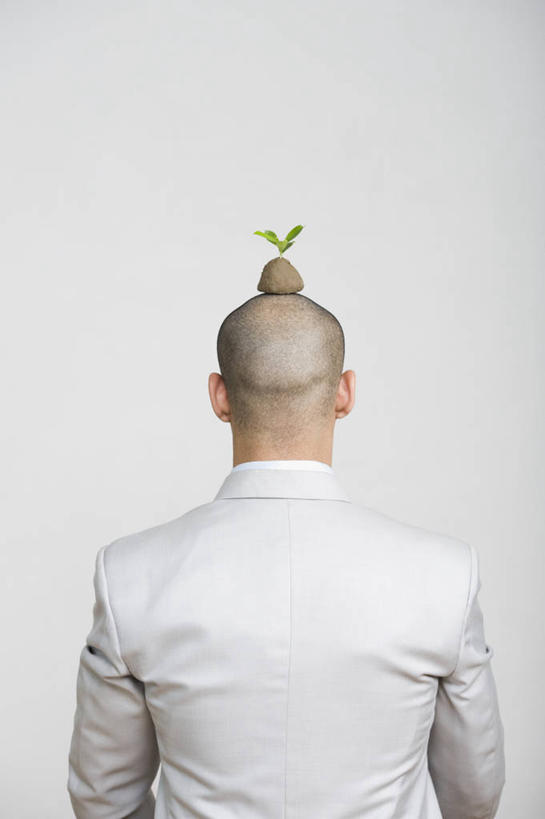 一个人,商务人士,商务男性,站,竖图,室内,白天,衬衫,植物,叶子,亚洲,仅一个男性,仅一个人,灰色背景,套装,环保,泥土,土壤,绿叶,顶,仅一个年轻男性,背面,绿色,自然,站着,嫩叶,摄影,影棚,生长,能源,成长,回收,资源,商务装,利用,红壤,工薪阶层,低碳,循环,持续,男人,男性,年轻男性,亚洲人,印度人,白领,上班族,叶,叶片,红土,站立,半身,彩图,影棚拍摄,衬衣,拍摄