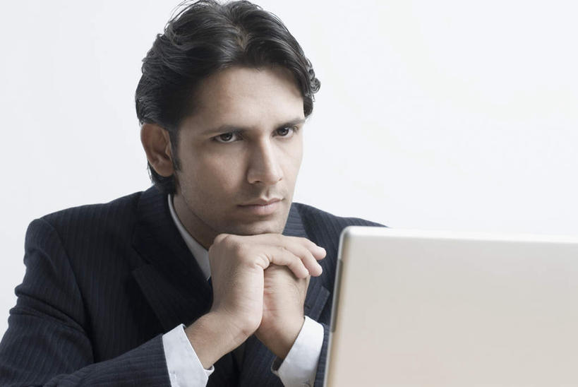 脸,头,脸颊,手,一个人,商务人士,商务男性,坐,横图,室内,特写,白天,正面,衬衫,电脑,笔记本电脑,亚洲,双手,仅一个男性,仅一个人,撑,套装,网络,托腮,注视,通讯设备,肩膀,仅一个年轻男性,观察,看,托,手部,观看,察看,无线,关注,托下巴,通信设备,商务装,无线网络,无线上网,便携式电脑,工薪阶层,手提电脑,男人,男性,年轻男性,亚洲人,印度人,头部,脸部,脸蛋,面部,白领,上班族,坐着,半身,彩图,衬衣