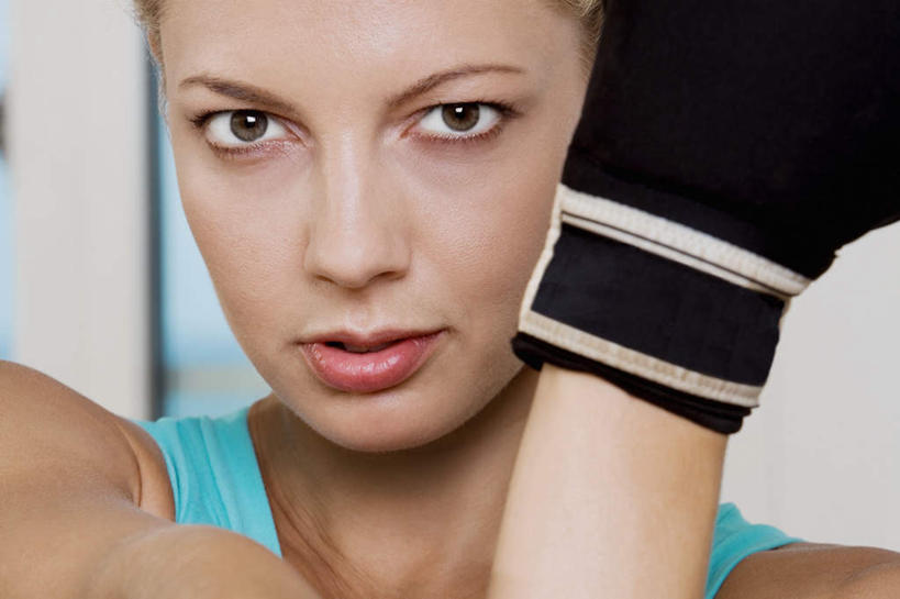 西方人,脸,头,脸颊,一个人,横图,室内,特写,白天,正面,锻炼,安全,运动,欧洲,欧洲人,仅一个年轻女性,仅一个女性,仅一个人,服装,背心,防护,拳击手套,注视,运动器械,衣服,蓝色,黑色,手套,观察,看,健身器械,服饰,观看,保护,察看,衣着,穿着,关注,保险,健身器材,保全,周全,安稳,安定,防护手套,衣饰,平安,体育,年轻女性,女人,女性,白种人,头部,脸部,脸蛋,面部,半身,彩图,健身,运动器材