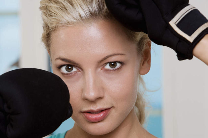 西方人,脸,头,脸颊,手,一个人,笑,微笑,露齿笑,横图,室内,特写,白天,正面,锻炼,安全,运动,窗户,欧洲,欧洲人,双手,仅一个年轻女性,仅一个女性,仅一个人,防护,拳击手套,注视,运动器械,玻璃窗,黑色,手套,观察,看,手部,健身器械,观看,保护,察看,关注,保险,健身器材,保全,周全,安稳,安定,防护手套,平安,体育,年轻女性,女人,女性,白种人,头部,脸部,脸蛋,面部,半身,彩图,健身,运动器材