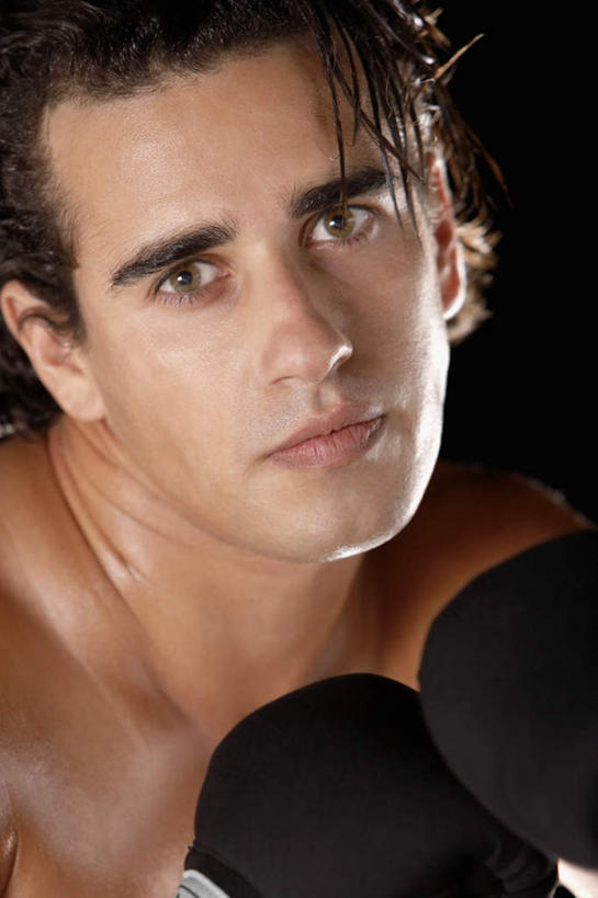 西方人,脸,头,脸颊,一个人,拳击手,竖图,室内,特写,白天,正面,锻炼,安全,比赛,运动,拳击,欧洲,欧洲人,仅一个男性,仅一个人,黑色背景,防护,拳击手套,注视,运动器械,裸露,仅一个年轻男性,黑色,手套,观察,看,健身器械,摄影,影棚,观看,保护,察看,关注,裸,保险,健身器材,保全,周全,安稳,安定,防护手套,平安,体育,男人,男性,年轻男性,白种人,头部,脸部,脸蛋,面部,拳击家,拳击运动员,半身,彩图,影棚拍摄,健身,拍摄,运动器材