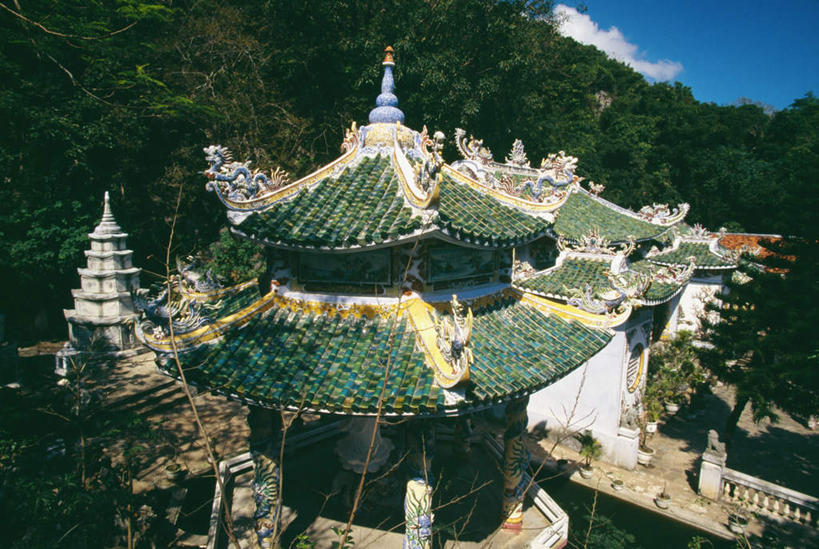 无人,寺庙,横图,俯视,室外,白天,旅游,度假,名胜古迹,山,山脉,树林,植物,标志建筑,地标,建筑,越南,亚洲,节日,遗迹,山峰,云,云朵,山峦,云彩,古迹,文化,文物,娱乐,建设,古建筑,树,树木,蓝色,绿色,白云,蓝天,天空,自然,庙宇,群山,天,祈祷,享受,休闲,健康,旅游胜地,放松,许愿,宗教,东南亚,佛教,信仰,生长,晴朗,成长,纪念,祈求,古文明,越南社会主义共和国,释教,岘港市,平安,晴空,彩图,高角度拍摄,庙,寺
