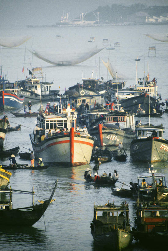 无人,竖图,室外,白天,正面,度假,河流,美景,水,城市风光,城市,轮船,船,越南,亚洲,许多,波纹,飞溅,溅,液体,河水,景观,水滴,水流,娱乐,水珠,水纹,船尾波,交通工具,波浪,享受,休闲,景色,放松,东南亚,喷洒,载具,越南社会主义共和国,省会,承天顺化省,平治天省,彩图,顺化