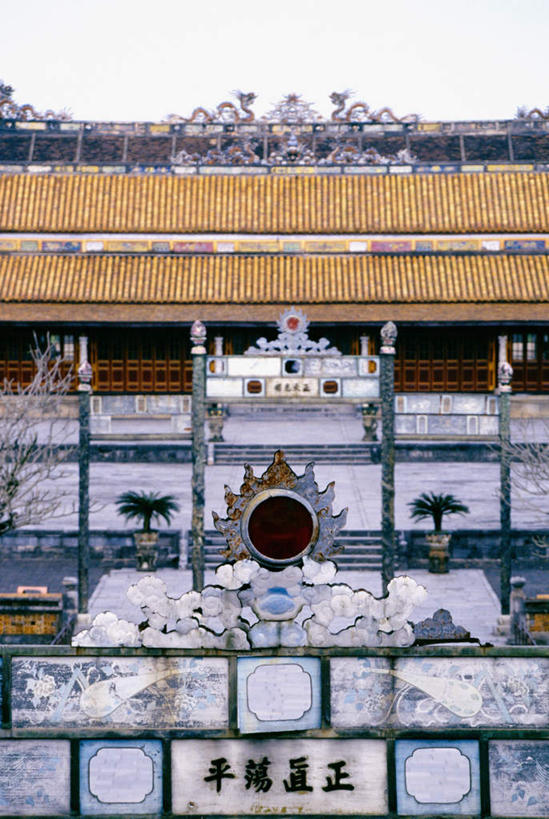 无人,寺庙,竖图,室外,白天,仰视,旅游,度假,名胜古迹,标志建筑,地标,建筑,雕塑,越南,亚洲,节日,遗迹,艺术,装饰,标志,雕刻,雕像,牌匾,文字,字符,燃烧,古迹,文化,文物,娱乐,标识,建设,古建筑,蓝色,蓝天,天空,香火,工艺品,庙宇,天,祈祷,享受,休闲,健康,汉字,旅游胜地,放松,许愿,宗教,东南亚,信仰,晴朗,纪念,祈求,美术,中文,主题,陈列,古文明,万里无云,越南社会主义共和国,省会,功能,美学,国文,华文,道观,承天顺化省,平治天省,平安,晴空,晴空万里,彩图,低角度拍摄,庙,寺,顺化