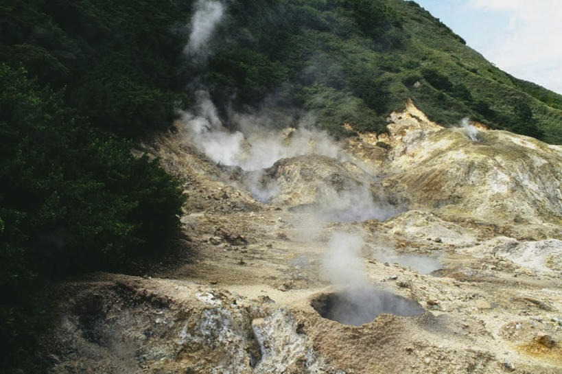 无人,横图,室外,白天,正面,旅游,度假,火山,石头,美景,树林,植物,加勒比海,圣卢西亚,阴影,光线,石子,影子,景观,烟雾,云,云朵,喷发,云彩,娱乐,树,树木,蓝色,绿色,白云,蓝天,天空,阳光,自然,天,享受,休闲,景色,放松,生长,晴朗,成长,北美,北美洲,自然风光,美洲,爆发,火山爆发,火山喷发,北亚美利加洲,亚美利加洲,暴发,地壳运动,地质现象,活火山,石块,岩石,晴空,彩图
