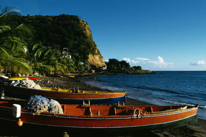 无人,横图,室外,白天,正面,旅游,度假,海浪,海洋,美景,沙滩,山,山脉,船,法国,欧洲,阴影,光线,沙子,影子,海岸,景观,浪花,山峰,水平线,云,云朵,辽阔,木船,海平线,沙地,山峦,两艘,云彩,娱乐,蓝色,白云,蓝天,天空,阳光,自然,海水,交通工具,群山,天,享受,休闲,广阔,景色,放松,晴朗,一望无际,舟,自然风光,载具,海景,法兰西共和国,法兰西第五共和国,无边无际,一马平川,马提尼克,马提尼克岛,大海,风浪,海,海水的波动,海滩,近岸浪,涌浪,晴空,彩图,水天相接,水天一线