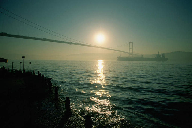 无人,横图,室外,白天,仰视,度假,海浪,海洋,美景,城市风光,城市,大桥,立交桥,桥梁,欧洲,土耳其,亚洲,阴影,光线,影子,景观,浪花,水平线,高架,斜拉桥,桥,辽阔,海平线,背光,娱乐,跨海大桥,蓝色,倒影,蓝天,天空,阳光,海水,黄昏,天,享受,休闲,广阔,景色,放松,晴朗,一望无际,倒映,西亚,逆光,海景,万里无云,博斯普鲁斯海峡,伊斯坦布尔海峡,无边无际,一马平川,反照,薄暮,欧亚大桥,大海,风浪,海,海水的波动,近岸浪,涌浪,晴空,晴空万里,彩图,低角度拍摄,傍晚,水天相接,水天一线,博斯普鲁斯海峡大桥,土耳其共和国
