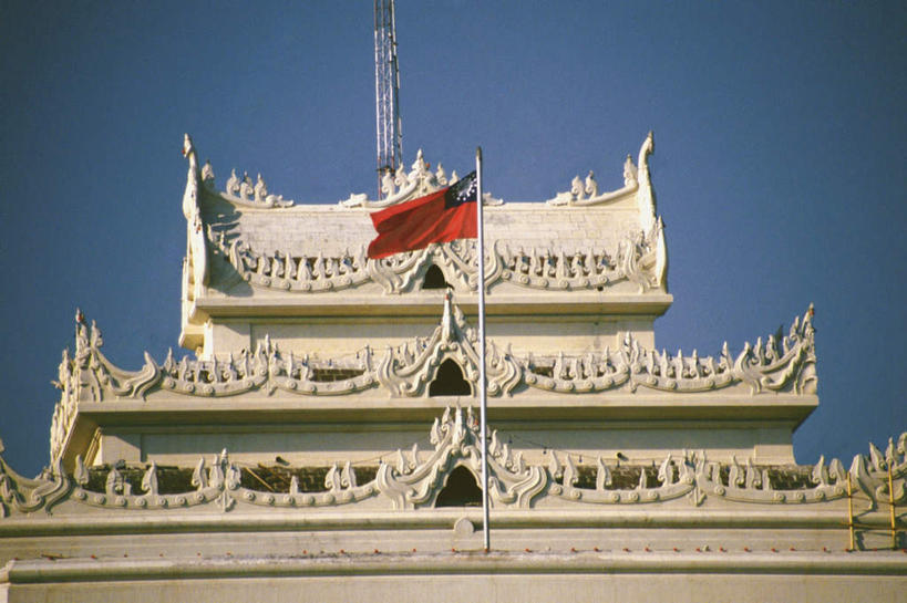 无人,家,横图,室外,白天,仰视,旅游,度假,标志建筑,地标,建筑,旗帜,缅甸,亚洲,一面,飞翔,阴影,飞行,光线,影子,房屋,墙,屋子,公寓,翱翔,娱乐,旗子,建设,飞,洋房,楼房,墙壁,墙面,住宅,蓝色,蓝天,天空,阳光,天,享受,休闲,旅游胜地,放松,东南亚,晴朗,万里无云,缅甸联邦,旌旗,旗号,晴空,晴空万里,彩图,低角度拍摄,房子,仰光,仰光省