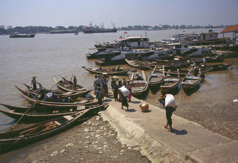 东方人,码头,走,横图,室外,白天,正面,旅游,度假,河流,美景,水,港口,船,缅甸,亚洲,阴影,波纹,服装,光线,影子,河水,景观,水流,木船,涟漪,许多人,黄种人,娱乐,衣服,蓝色,倒影,蓝天,水纹,天空,阳光,自然,交通工具,波浪,天,一群人,享受,休闲,景色,放松,服饰,东南亚,晴朗,倒映,舟,衣着,穿着,自然风光,载具,万里无云,缅甸联邦,伊洛瓦底江,水晕,衣饰,反照,男人,男性,年轻男性,年轻女性,女人,女性,亚洲人,晴空,晴空万里,步行,散步,走路,彩图,全身,摆渡口,埠头,渡口,渡头,港湾,海港,货运码头,口岸,商港,仰光,仰光省