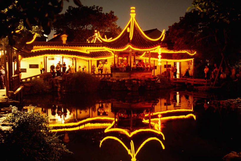 东方人,家,站,横图,室外,夜晚,正面,旅游,度假,名胜古迹,植物,标志建筑,地标,建筑,路灯,照明,中国,亚洲,行人,游客,游人,阴影,服装,遗迹,光线,影子,房屋,屋子,池塘,水池,灯光,许多人,黄种人,古迹,文物,娱乐,建设,古建筑,江苏,苏州,楼房,路人,旅客,住宅,灯,树,树木,衣服,绿色,倒影,自然,站着,一群人,享受,休闲,旅游胜地,放松,服饰,生长,成长,照亮,倒映,衣着,照明设备,穿着,古文明,东亚,江苏省,苏州市,中华人民共和国,华东地区,苏,网师园,衣饰,反照,过客,男人,男性,年轻男性,年轻女性,女人,女性,亚洲人,站立,彩图,全身,房子