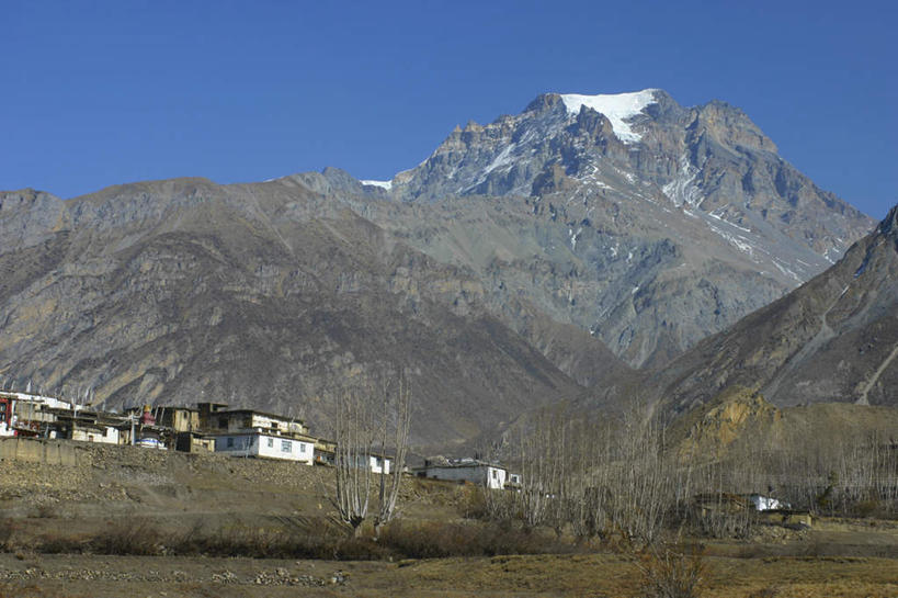 无人,家,横图,室外,白天,仰视,旅游,度假,美景,山,雪,雪山,大雪,尼泊尔,亚洲,阴影,光线,影子,房屋,屋子,冰,积雪,景观,山峰,雪景,冬季,冬天,山峦,娱乐,楼房,住宅,蓝色,蓝天,天空,阳光,自然,天,享受,休闲,景色,放松,寒冷,晴朗,冰冷,自然风光,南亚,万里无云,喜马拉雅山脉,安纳普尔纳峰,尼泊尔王国,喜马拉雅山,严寒,喜马拉雅,冰凉,酷寒,凛冽,凛凛,极冷,库塘峰,晴空,晴空万里,彩图,低角度拍摄,房子