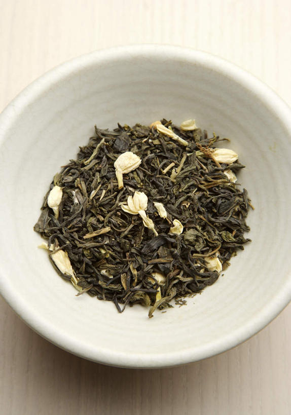无人,竖图,俯视,室内,特写,白天,幸福,茶,桌子,一堆,许多,阴影,堆叠,堆积,反射,影子,陶瓷,茶叶,陶瓷制品,饮品,娱乐,一个,白色,容器,碗,花茶,享受,休闲,温馨,放松,乐趣,保健,养生,摄影,影棚,单个,储藏,堆,花草茶,舒适,储存,茉莉花茶,茉莉香片,香花茶,香片,熏花茶,彩图,高角度拍摄,影棚拍摄,拍摄,贮存
