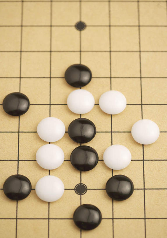 无人,竖图,俯视,室内,特写,白天,游戏,快乐,比赛,竞争,静物,许多,阴影,反射,圆形,影子,玩,娱乐,排列,白色,黑色,休闲,棋子,棋盘,益智,活动,发泄,消遣,智力,围棋,宣泄,摆列,玩耍,嬉戏,彩图,高角度拍摄,布列,分列
