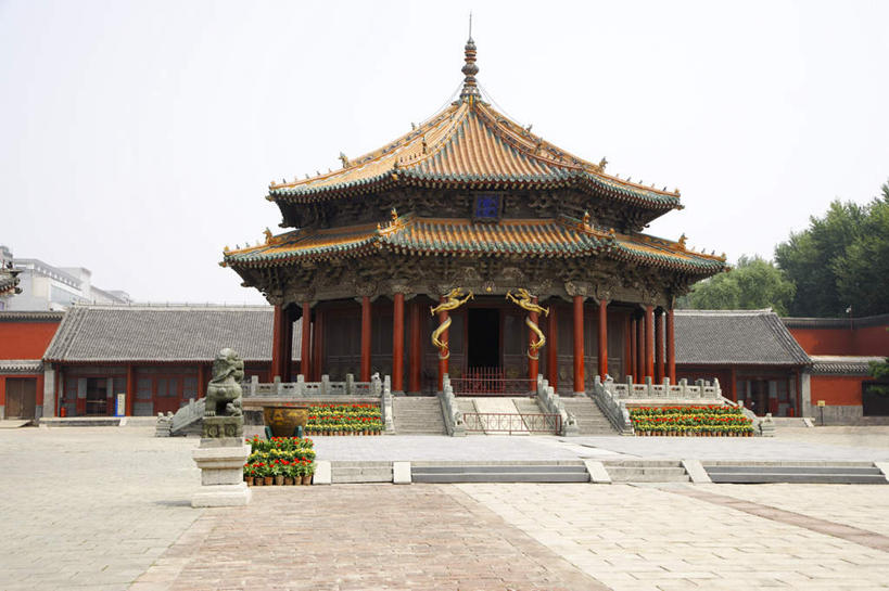 无人,故宫,宫殿,横图,室外,白天,正面,旅游,度假,名胜古迹,植物,标志建筑,地标,建筑,哺乳动物,野生动物,狮子,雕塑,中国,亚洲,辟邪,遗迹,艺术,装饰,雕刻,雕像,古迹,文化,文物,娱乐,建设,古建筑,石雕,树,树木,绿色,自然,动物,工艺品,石狮,祈祷,享受,休闲,健康,旅游胜地,放松,许愿,生长,成长,纪念,祈求,美术,权利,主题,凶猛,陈列,古文明,东亚,辽宁,辽宁省,沈阳,中华人民共和国,省会,功能,美学,驱邪,祛邪,避邪,沈阳市,辽,东北地区,守护神,残暴,平安,凶残,彩图,奉天行宫,沈河区,沈阳故宫,沈阳故宫博物院,盛京宫阙