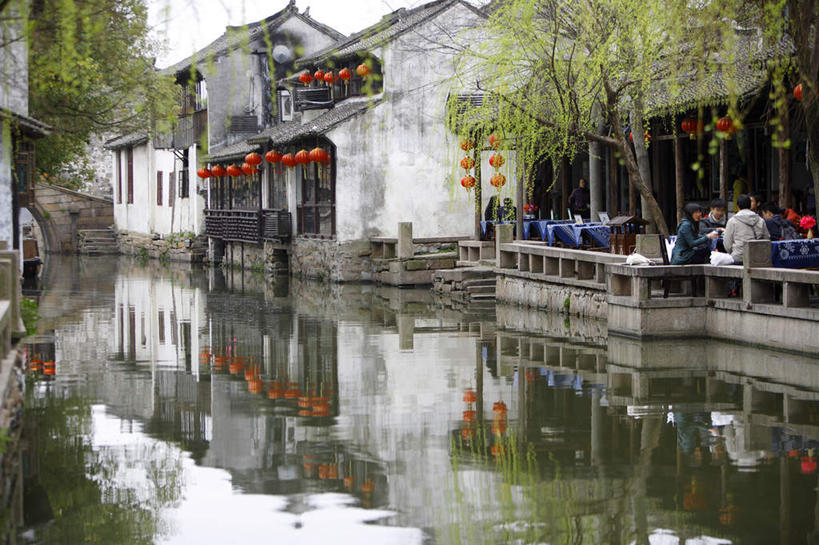 无人,家,栏杆,横图,室外,白天,正面,旅游,度假,河流,名胜古迹,水,植物,标志建筑,地标,建筑,柳树,照明,周庄,中国,亚洲,吊挂,悬挂,遗迹,灯笼,扶手,纸灯笼,房屋,屋子,河水,水流,建筑群,挂,古迹,文物,娱乐,建设,古建筑,江苏,护栏,楼房,垂柳,住宅,树,树木,绿色,自然,灯具,享受,休闲,旅游胜地,放松,生长,成长,照亮,照明设备,古文明,东亚,江苏省,昆山,昆山市,周庄镇,中华人民共和国,华东地区,苏,中国第一水乡,倒挂柳,鹿城,贞丰里,垂枝柳,彩图,房子