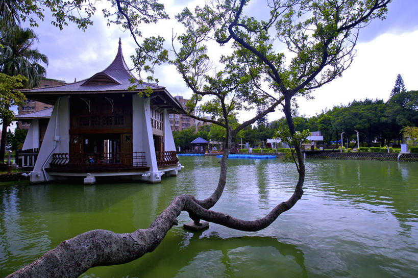 无人,横图,室外,白天,正面,旅游,度假,河流,美景,水,植物,建筑,台湾,中国,亚洲,阴影,波纹,光线,瓦片,影子,亭子,屋顶,河水,景观,水流,云,云朵,枝条,涟漪,云彩,顶棚,瓦,娱乐,树,树木,树枝,蓝色,白云,倒影,蓝天,水纹,天空,阳光,自然,波浪,天,享受,休闲,景色,放松,建造,晴朗,倒映,自然风光,东亚,屋瓦,台中公园,港澳台,中华人民共和国,中山公园,水晕,台湾省,台中,台中市,反照,虬枝,枝杈,晴空,彩图,台
