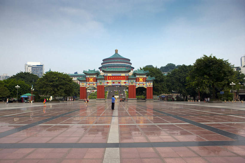 东方人,一个人,高楼大厦,站,横图,室外,白天,正面,旅游,度假,植物,标志建筑,大厦,地标,建筑,摩天大楼,重庆,中国,亚洲,仅一个男性,仅一个人,仅一个中年男性,阴影,服装,光线,瓷砖,地砖,影子,云,云朵,地面,云彩,注视,休闲装,黄种人,娱乐,建设,树,树木,衣服,蓝色,绿色,白云,蓝天,天空,阳光,自然,天,观察,看,站着,享受,休闲,休闲服,旅游胜地,放松,服饰,生长,晴朗,成长,观看,察看,关注,东亚,重庆市人民大礼堂,渝中区,中华人民共和国,西南地区,重庆市,渝,男人,男性,中年男性,亚洲人,晴空,站立,彩图,全身,大楼,高层建筑,高楼,摩天楼