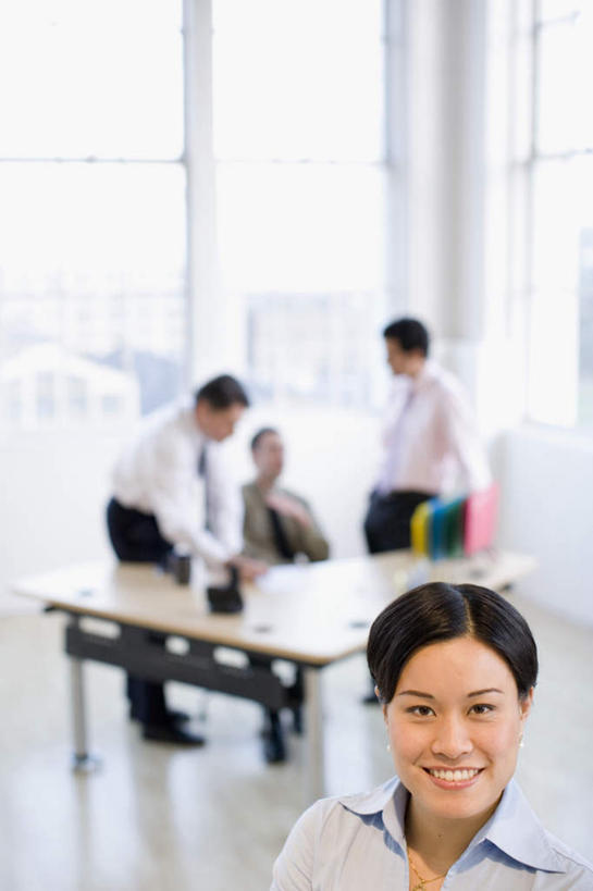 东方人,西方人,四个人,伙伴,朋友,商务人士,商务男性,商务女性,办公室,站,坐,笑,微笑,露齿笑,竖图,室内,白天,正面,衬衫,友谊,合作,团队,窗户,家具,桌子,笔筒,欧洲,欧洲人,亚洲,握,套装,朦胧,模糊,材料,档案,文件,纸,办公桌,领带,拿,拿着,注视,黄种人,玻璃窗,容器,手稿,资料,观察,看,站着,器皿,战略,握着,观看,储藏,证明,察看,象征,庄重,储存,关注,文档,商务装,身份,工薪阶层,办公家具,联合,合谋,正式,地位,插笔器具,文房用具,配合,协作,男人,男性,年轻男性,年轻女性,女人,女性,白种人,亚洲人,白领,上班族,站立,坐着,半身,彩图,衬衣,贮存