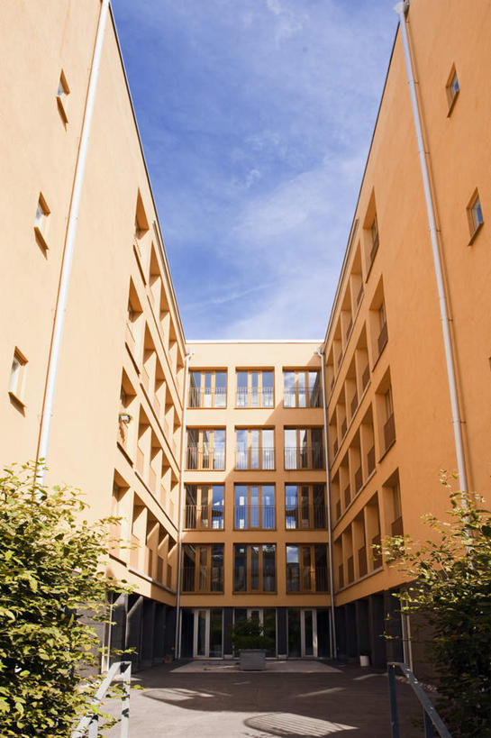 无人,家,竖图,室外,白天,仰视,植物,楼梯,阴影,光线,影子,房屋,阶梯,屋子,云,云朵,公寓,云彩,洋房,楼房,台阶,住宅,树,树木,蓝色,绿色,白云,蓝天,天空,阳光,自然,天,生长,晴朗,成长,晴空,彩图,低角度拍摄,房子