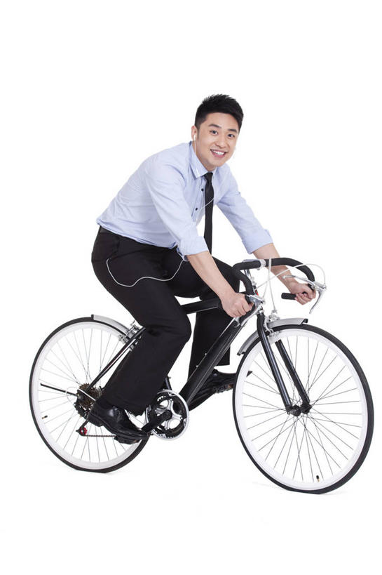 东方人,成年人,一个人,商务人士,商务男性,笑,微笑,露齿笑,竖图,留白,白色背景,衬衫,时尚,快乐,幸福,信心,自行车,北京,中国,亚洲,仅一个男性,仅一个人,套装,正装,耳塞,音乐,听,车,脚踏车,仅一个年轻男性,骑,耳机,交通工具,骑车,休闲,运输,摄影,影棚,生活方式,动作,停止,载具,摄影棚,肖像,商务装,工薪阶层,东亚,环境保护,自行车运动,男人,男性,年轻男性,亚洲人,中国人,年轻人,白领,上班族,休闲活动,彩图,影棚拍摄,衬衣,欢乐,拍摄,办公室职员