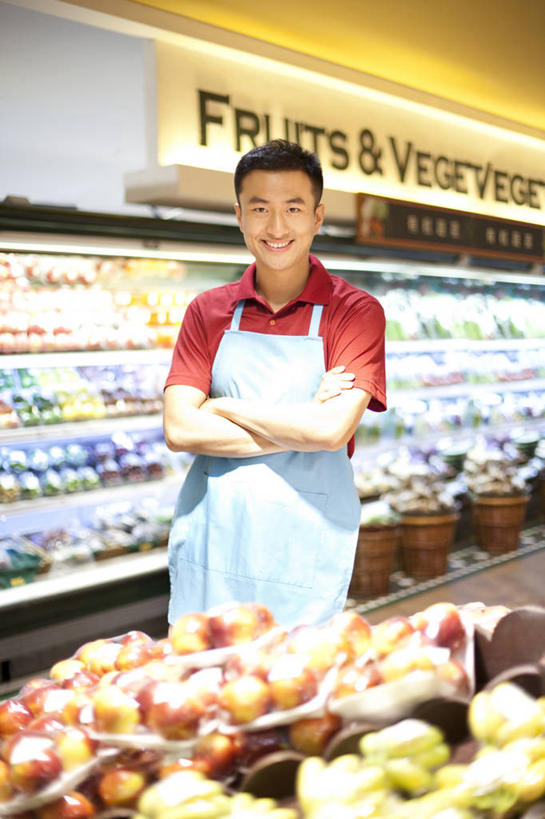 东方人,中年人,一个人,家庭,商店,站,笑,双手交叉,微笑,露齿笑,竖图,室外,侧面,工作服,快乐,热情,信心,水果,北京,中国,亚洲,仅一个男性,许多,丰富,商品,冰箱,食品,水果摊,市场,很多,休闲装,货摊,饮食,架子,排列,温暖,温馨,一家人,零售,服务,摄影,有机食品,和睦,双手抱胸,清新,东亚,健康食物,男人,男性,中年男性,亚洲人,中国人,售货员,彩图,融洽