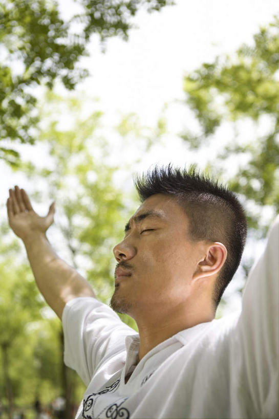 东方人,中年人,一个人,站,举,竖图,室外,白天,侧面,森林,仅一个男性,仅一个人,仅一个中年男性,休闲装,树,托,瑜珈,摄影,冥想,专心,灵性,男人,男性,年轻男性,中年男性,中国人,年轻人,休闲活动,闭着眼睛,举起,举手,举着,向上举,向上伸,向上托,半身,彩图,禅宗