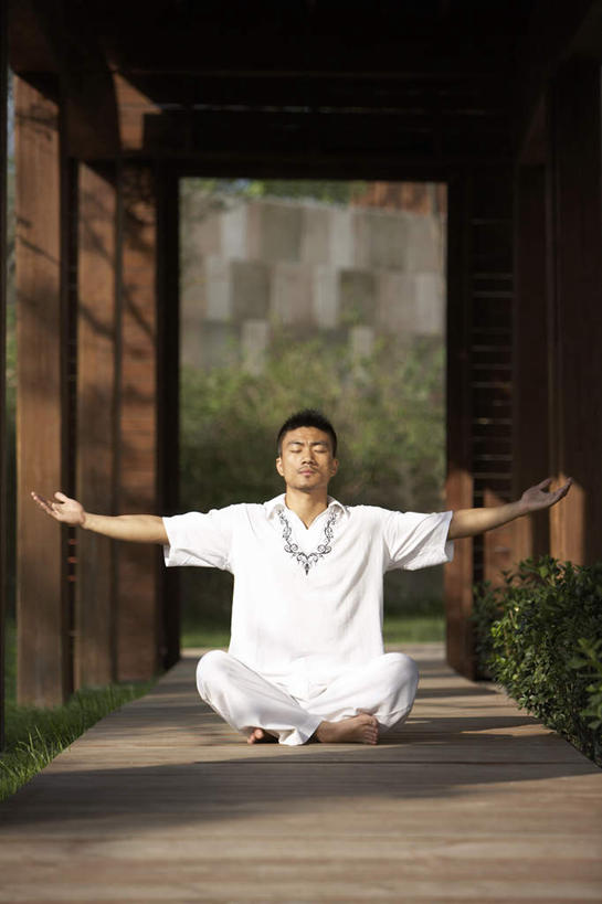 东方人,中年人,一个人,坐,竖图,室外,白天,仅一个男性,仅一个人,仅一个中年男性,休闲装,赤脚,瑜珈,摄影,冥想,专心,灵性,男人,男性,年轻男性,中年男性,中国人,年轻人,休闲活动,闭着眼睛,盘着腿坐,彩图,禅宗
