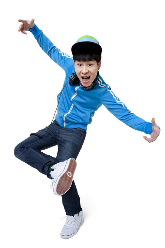 东方人,成年人,一个人,站,举,竖图,白色背景,正面,运动服,时尚,兴奋,自由,信心,北京,亚洲,仅一个男性,仅一个人,服装,瓷器,音乐,听,牛仔裤,休闲装,漂亮,刺激,仅一个年轻男性,衣服,耳机,手势,托,张嘴,休闲,鸭舌帽,个性,活力,摄影,服饰,影棚,生活方式,酷,嘻哈,衣着,愉悦,穿着,时髦,摄影棚,肖像,足,张大嘴巴,东亚,霹雳舞,衣饰,时兴,茄克,技能,男人,男性,年轻男性,亚洲人,中国人,年轻人,张开嘴,舞者,举起,举手,举着,向上举,向上伸,向上托,张开手臂,彩图,影棚拍摄,拍摄,舞蹈,打手势,运动装,流行音乐,摆拍,广角拍摄,态度
