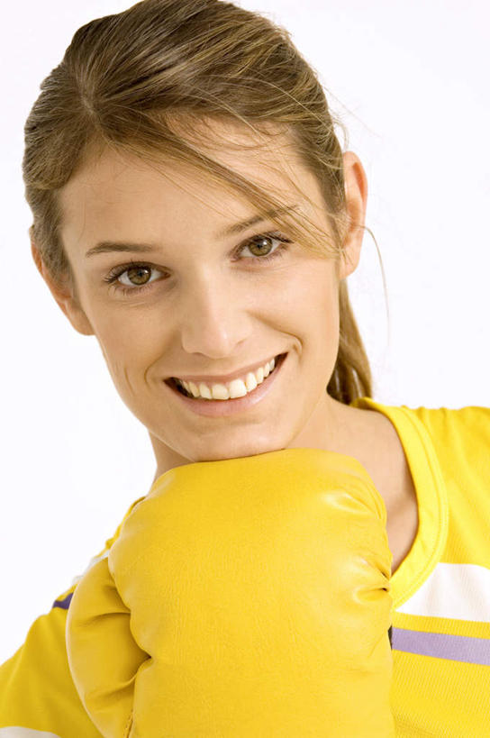 西方人,脸,头,脸颊,一个人,笑,微笑,露齿笑,竖图,室内,特写,白天,白色背景,正面,运动服,安全,欧洲,欧洲人,仅一个年轻女性,仅一个女性,仅一个人,服装,防护,拳击手套,注视,运动器械,衣服,黄色,手套,观察,看,健身器械,摄影,服饰,影棚,观看,保护,察看,衣着,穿着,关注,保险,健身器材,保全,周全,安稳,安定,防护手套,衣饰,平安,年轻女性,女人,女性,白种人,头部,脸部,脸蛋,面部,半身,彩图,影棚拍摄,拍摄,运动器材,运动装