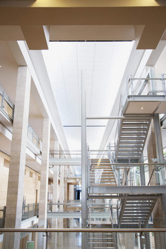 无人,家,栏杆,竖图,室内,白天,仰视,楼梯,扶手,房屋,阶梯,屋子,云,云朵,公寓,云彩,洋房,护栏,楼房,台阶,住宅,蓝色,白云,蓝天,天空,天,晴朗,晴空,彩图,低角度拍摄,房子