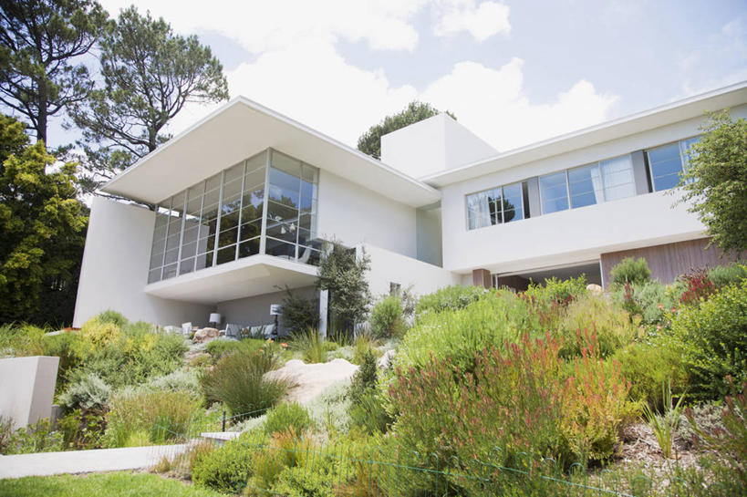 无人,家,横图,室外,白天,仰视,植物,别墅,楼梯,阴影,光线,影子,房屋,阶梯,屋子,云,云朵,公寓,云彩,洋房,楼房,台阶,住宅,树,树木,蓝色,绿色,白云,蓝天,天空,阳光,自然,天,生长,晴朗,成长,晴空,彩图,低角度拍摄,房子