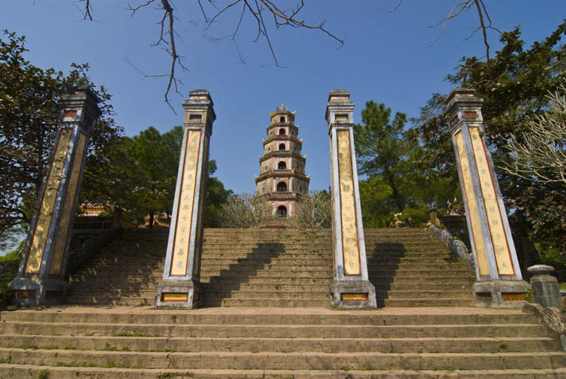无人,寺庙,横图,室外,白天,仰视,旅游,度假,植物,楼梯,标志建筑,地标,建筑,越南,亚洲,一排,阴影,整齐,光线,影子,柱子,阶梯,墙,屋顶,塔,顶棚,娱乐,建设,宝塔,墙壁,墙面,台阶,树,树木,排列,蓝色,绿色,蓝天,天空,阳光,自然,庙宇,天,四个,享受,休闲,旅游胜地,放松,东南亚,生长,晴朗,成长,队列,万里无云,越南社会主义共和国,省会,浮图,浮屠,天姥寺,承天顺化省,平治天省,灵姥寺,晴空,晴空万里,彩图,低角度拍摄,庙,寺,顺化