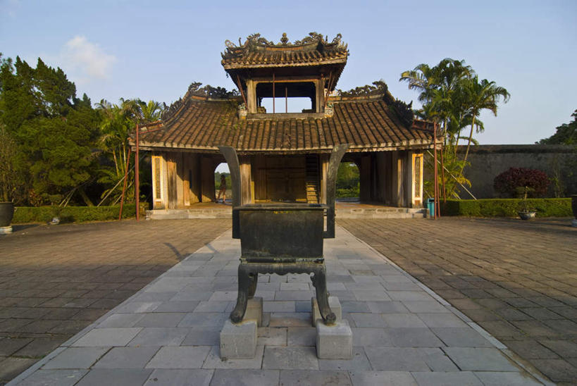 无人,横图,室外,白天,正面,旅游,度假,名胜古迹,植物,门,标志建筑,地标,建筑,越南,亚洲,阴影,环保,遗迹,光线,影子,墙,云,云朵,防护,云彩,古迹,文物,娱乐,建设,古建筑,墙壁,墙面,树,树木,蓝色,绿色,白云,蓝天,天空,阳光,自然,门框,天,享受,休闲,墓地,旅游胜地,放松,东南亚,生长,晴朗,成长,坟墓,陵墓,美好,美妙,间隔,坟场,古文明,越南社会主义共和国,省会,美观,雅观,绿篱,生篱,树篱,植篱,承天顺化省,平治天省,嗣德皇陵,晴空,彩图,顺化