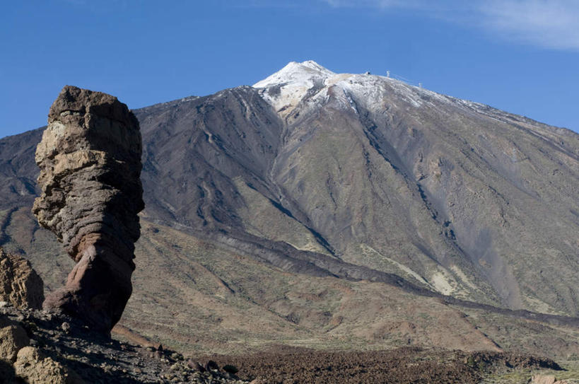 无人,公园,横图,室外,白天,仰视,旅游,度假,火山,石头,美景,山,雪,雪山,大雪,西班牙,欧洲,阴影,光线,石子,影子,冰,积雪,景观,山顶,山峰,雪景,云,云朵,冬季,冬天,山峦,云彩,娱乐,蓝色,白云,蓝天,天空,阳光,自然,天,享受,休闲,景色,放松,寒冷,晴朗,冰冷,国家公园,加纳利群岛,南欧,自然风光,加那利群岛,沉积岩,西班牙王国,严寒,冰凉,酷寒,凛冽,凛凛,极冷,颠峰,极峰,特内里费岛,水成岩,泰德国家公园,活火山,石块,死火山,休眠火山,岩石,晴空,彩图,低角度拍摄